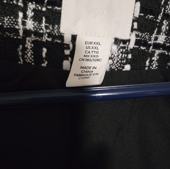 Chic Black and White Women's Jacket - Picture 2 of 2